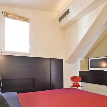 Apartment Ai Bareteri Luxury Canal View Venice