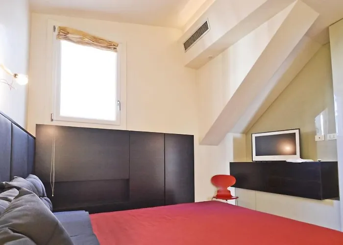 Lägenhet Ai Bareteri Luxury Canal View Venedig