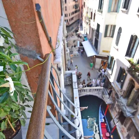 Ai Bareteri Luxury Canal View * Venice