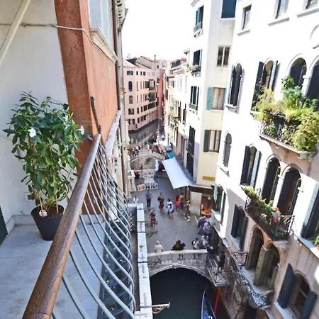 Ai Bareteri Luxury Canal View * Venice