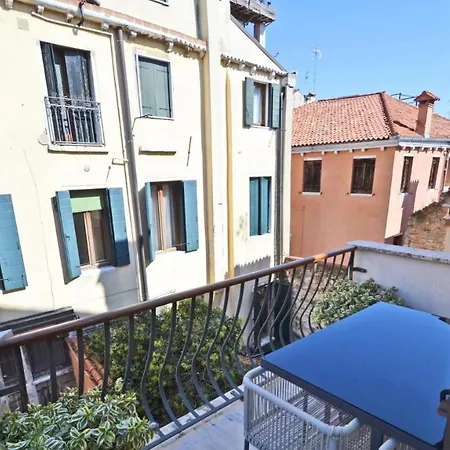 Ai Bareteri Luxury Canal View Apartment Venice
