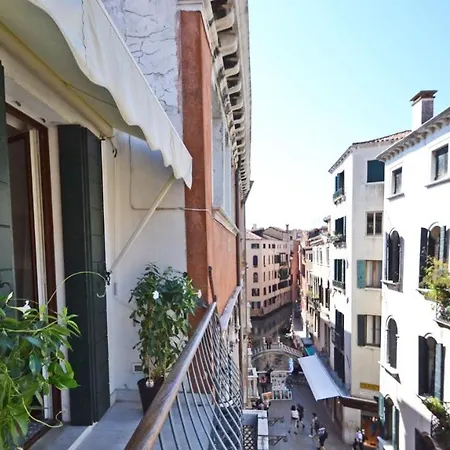 Ai Bareteri Luxury Canal View Apartment Venice