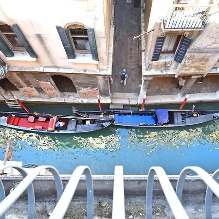 Ai Bareteri Luxury Canal View * Venezia