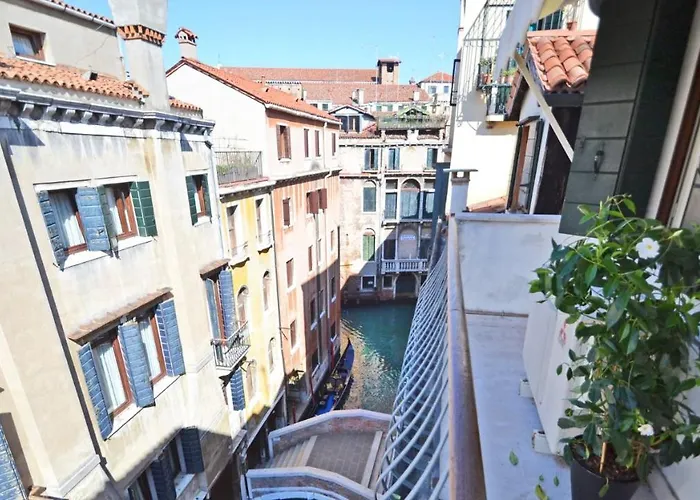 Ai Bareteri Luxury Canal View * 威尼斯