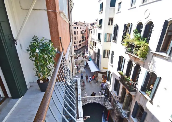 Ai Bareteri Luxury Canal View * 威尼斯