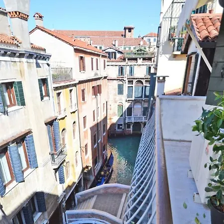 Ai Bareteri Luxury Canal View * Венеция